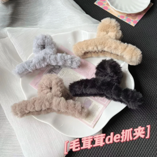 现货✨13cm特大号绒毛抓夹 Super Large Fluffy Hair Clip 可爱绒毛绒毛毛发夹发卡韩式少女鲨鱼夹后脑勺毛绒夹子头饰秋冬发饰 Korean Fashion Cute Bow Hair Claw Clip Hair Accessories - Image 5